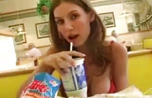 XXX La beauté brune aux vidéos femmes mûres gratuites gros seins August Ames séduit son patron Charles